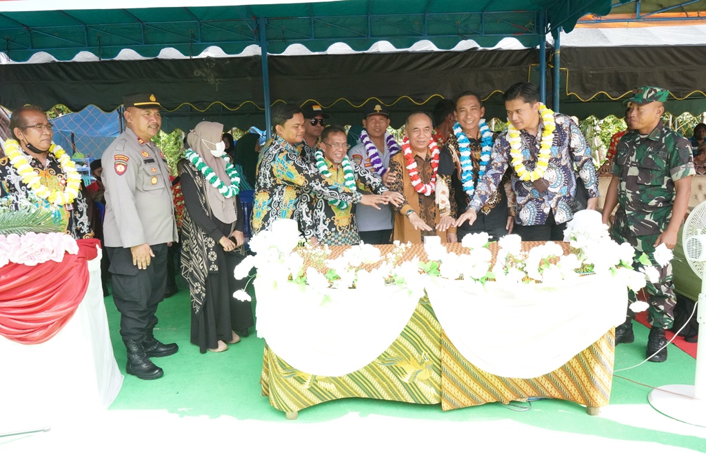  Wabup Resmikan Jaringan Listrik, Targetkan 2024 Semua Kampung di Kubar Dialiri Listrik 